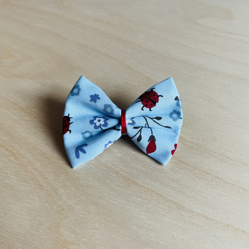 Barrette cheveux fille bleue clair, blancs et rouges - printemps, été, Lila Barrette cheveux fille bleue clair, blancs et rouges - printemps, été, Lila